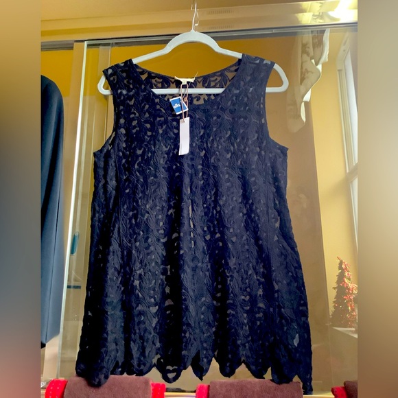 Capri Lace top see threw with embroidery. Pretty-split in back. Med NWT formal - Picture 3 of 16